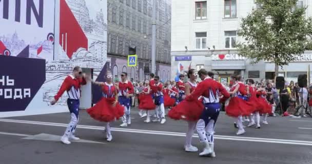 Balletvoorstelling bij de viering — Stockvideo