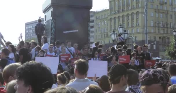 Ungenehmigte Kundgebung gegen Rentenreform — Stockvideo