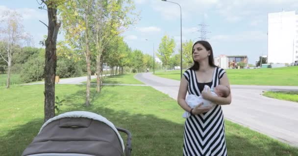 Jovem mãe com bebê no parque — Vídeo de Stock