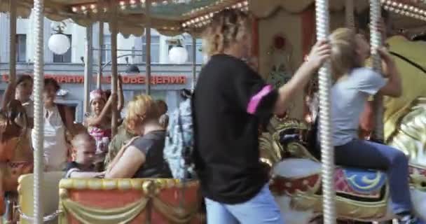 Французька карусель на Тверській площі — стокове відео