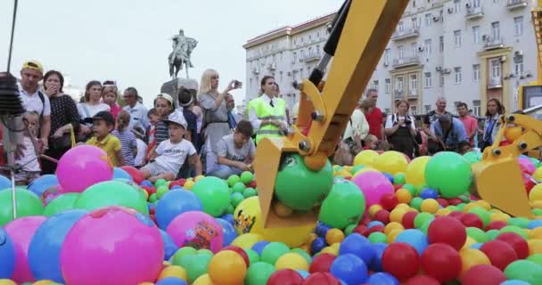 Atracción con bolas y una excavadora — Vídeos de Stock