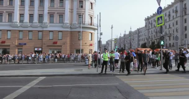 Пешеходный переход перед митингом — стоковое видео