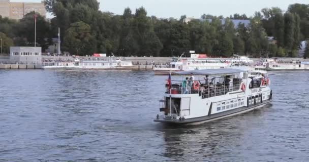 Moskova Nehri 'ndeki eğlence tekneleri — Stok video