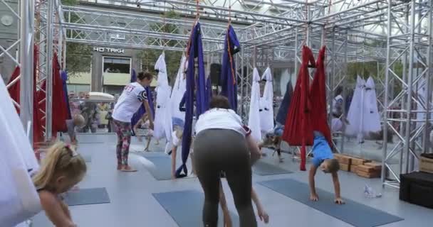 Майстер-клас з йоги, в гамака — стокове відео