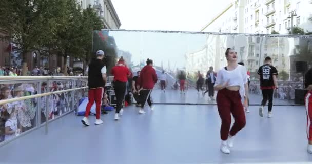 Prestaties van de dansgroep van de moderne dans — Stockvideo