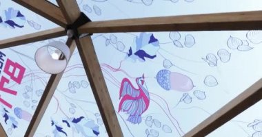 Şehir gün sembolleri ile şeffaf tavan