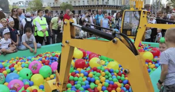 Attraction with balls and an excavator — Stock Video