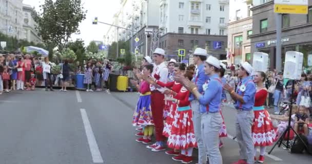 流行のスタイルで数を踊る — ストック動画