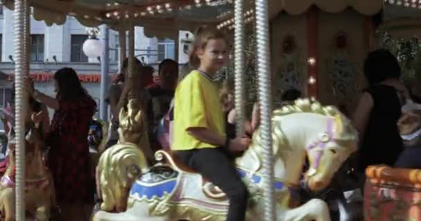 Carrousel français sur la place Tverskaya — Video