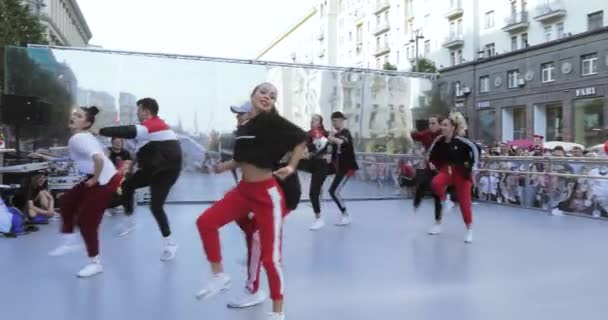 モダン ・ ダンスのダンス グループのパフォーマンス — ストック動画