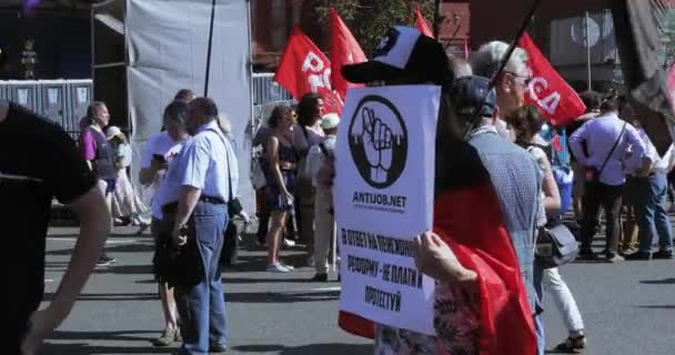 Uma mão na forma de um barril ou figo em um cartaz — Vídeo de Stock