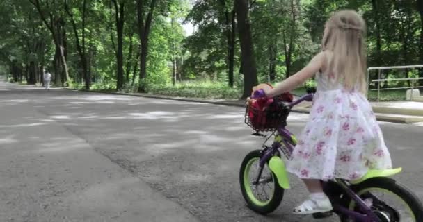 Aprender a andar de bicicleta — Vídeo de Stock