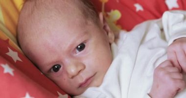 Sallanan beşik içinde erkek bebek