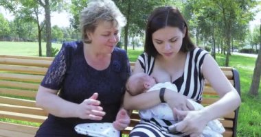 Büyükanne resimlere bakar ve dokundu ve sevinir