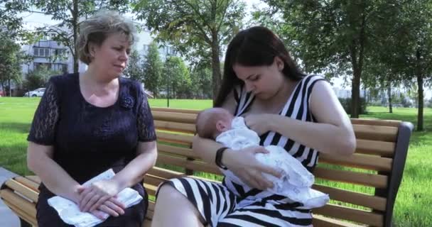 Mãe aconselha sua filha — Vídeo de Stock