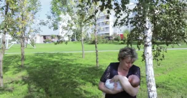 Parque Cidade Caminhe Jovem Mãe Sua Mãe Carrinho Criança Com — Vídeo de Stock