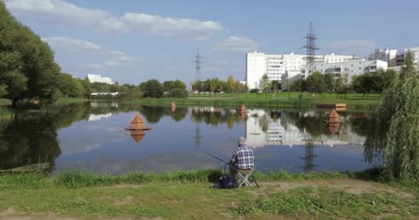 Lake in het park en de vissers — Stockvideo