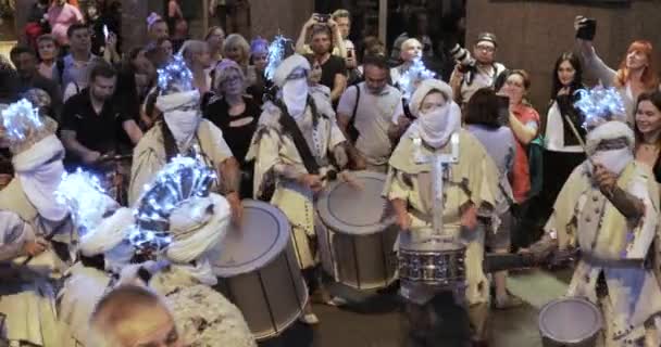 Dancers on stilts in suits of big birds and with equestrians in turbans and pilgrims with drummers — Stock Video