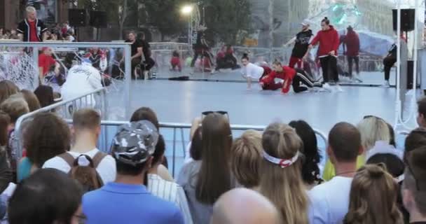 Vystoupení taneční skupiny moderního tance — Stock video