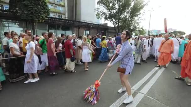 Ratha Yatra i staden av Dnepr — Stockvideo