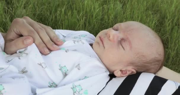 Le bébé est à genoux. — Video