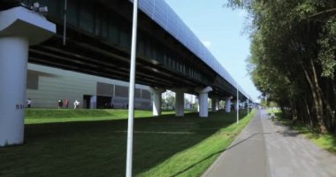 Parkta yukarıda Cross'taki metro