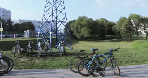 Abstellen von Fahrrädern im Park — Stockvideo