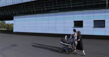 Parkta annesiyle Genç Anne