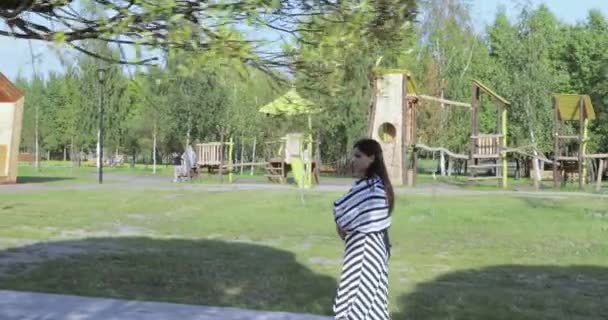 Bir çocuk kızla yürür — Stok video