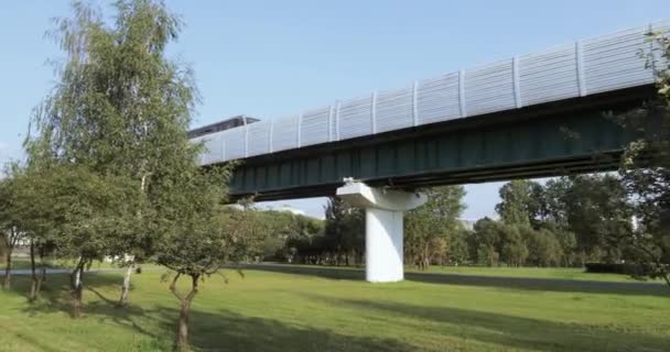 Metro subterrâneo acima do parque — Vídeo de Stock