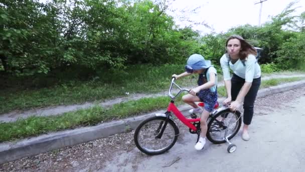 学习骑一辆自行车 — 图库视频影像