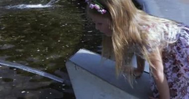 Kız çeşme kenarında