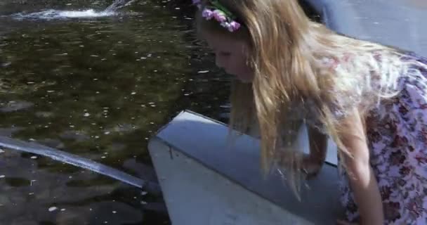 Ragazza sul bordo della fontana — Video Stock