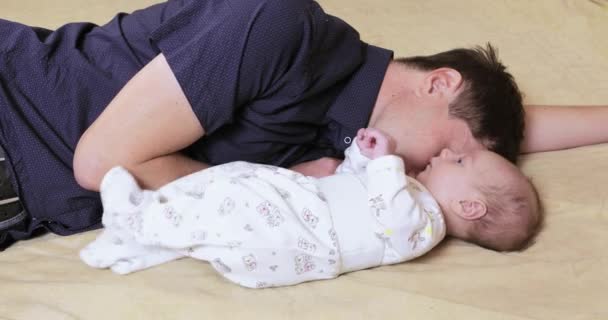 Dormire papà con bambino — Video Stock