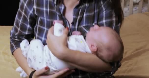 Bebé en manos de las mamás — Vídeo de stock