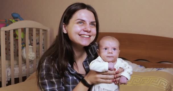 Baby på mammor händer — Stockvideo