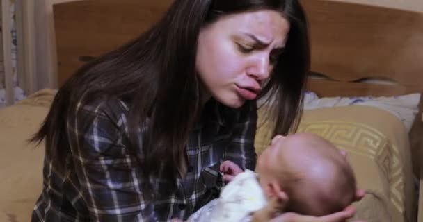 Ung Mamma Holding Och Lugnande Baby Pojke — Stockvideo