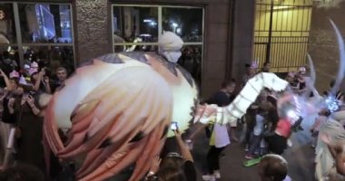 Büyük kuşlar ve equestrians türban ve hacılar davulcular ile takım elbiseli stilts dansçılar