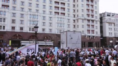 Sıçrama tahtası ve hileler için slayt üzerinde bisiklet ve scooter