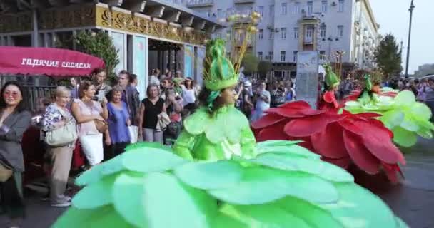 Renkli büyük çiçek takım elbiseli stilts dansçılar — Stok video