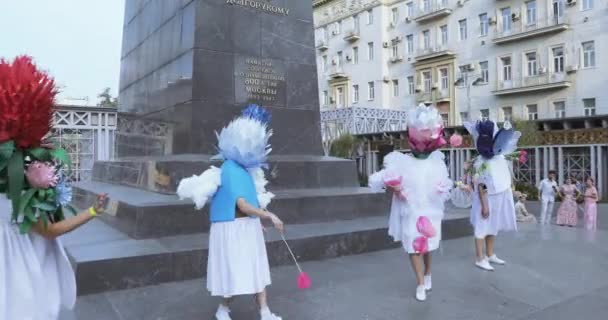Danseurs sur pilotis en costumes de grandes fleurs colorées — Video