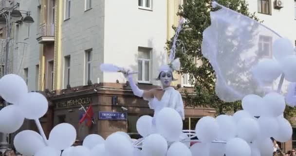 Tanečníci na chůdách v oblecích bílých elfů nebo motýli s nafukovací míče — Stock video