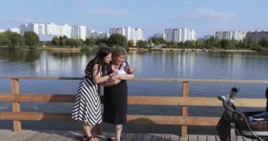 Anne ile kızı gölet üzerinde