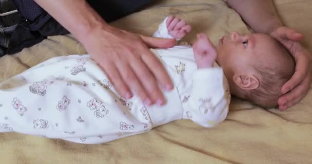 Massage van koliek voor pasgeborenen — Stockvideo