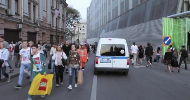 Samochód policyjny z uczestnicy rajdu nieautoryzowanych zatrzymanych — Wideo stockowe