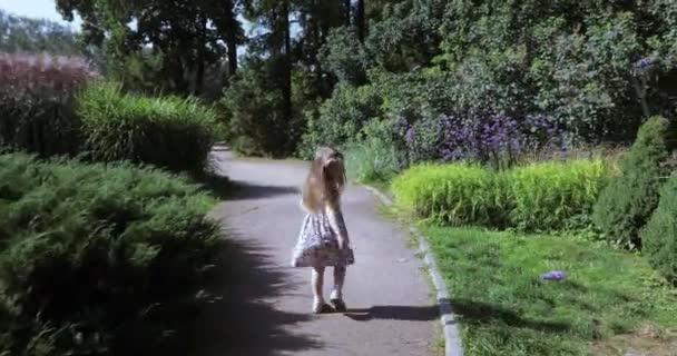 Fille enfant courir sur la passerelle — Video