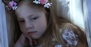 Hamak ile küçük kız