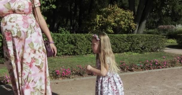 Flicka barn tar handen av sin mor — Stockvideo