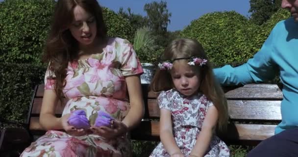 ママと娘と赤ちゃんブーツ — ストック動画