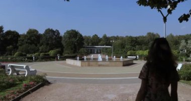 Bir çeşme ile parkta genç Aile